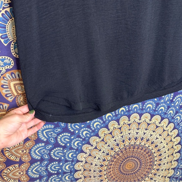 🦋5/20$🦋 lightweight black blouse - Picture 3 of 9